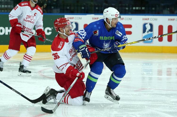 KNÆFALD. Jannik Hansen (tv.) sendttil tælling af slovenske Ales Kranjc. 