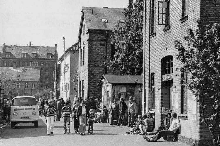 I 1971 skete en ulovlig indflytning på den tidligere Bådsmandsstrædes Kaserne på Christianshavn. De nye beboere navngav området 'Fristaden Christiania'. Syv år efter, i 1978, besluttede Folketinget at udarbejde en plan for området. Christiania fik lov at eksistere under særlige betingelser. 