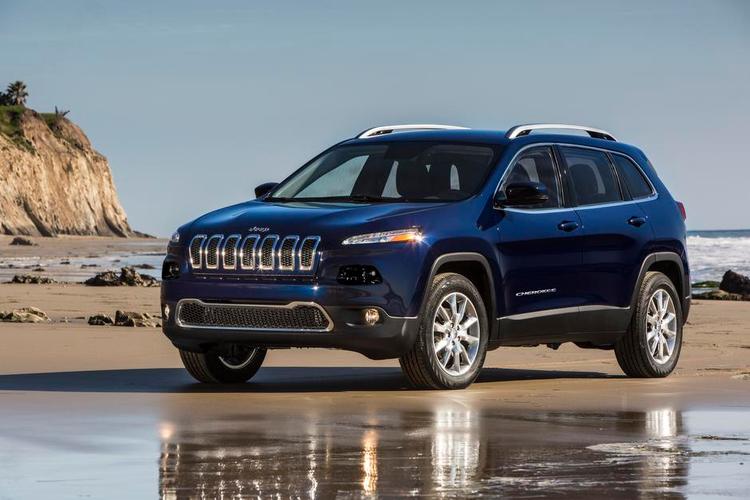 ALSIDIG. En fedtet strandbred skulle Jeep Cherokee nok kunne klare. Decideret terrænkørsel er den dog ikke skabt til. Foto: Jeep 