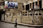 Krigstilværelse. Borgerkrigen i Syrien har varet i 2.000 dage. Og siden dens udbrud er over 6.000 mennesker drevet på flugt hver eneste dag. Hver dag er 200 mennesker blevet dræbt og yderligere næsten tusinde såret. 