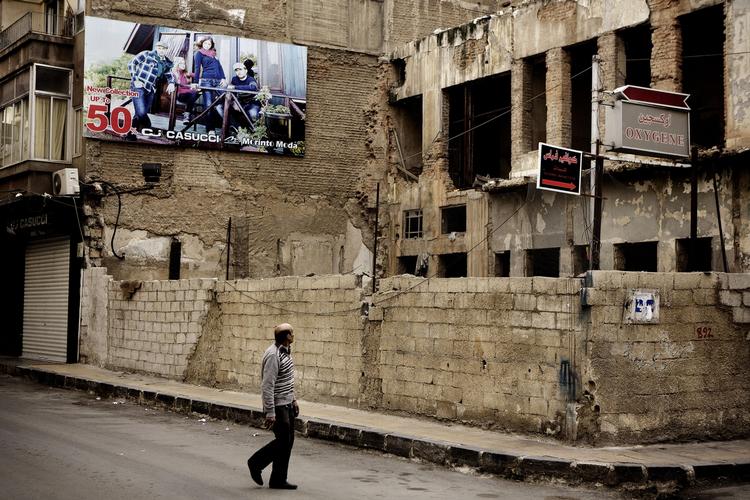 Krigstilværelse. Borgerkrigen i Syrien har varet i 2.000 dage. Og siden dens udbrud er over 6.000 mennesker drevet på flugt hver eneste dag. Hver dag er 200 mennesker blevet dræbt og yderligere næsten tusinde såret. 