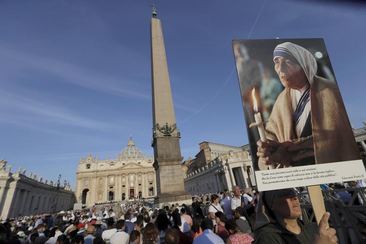 Nonne. To mirakler og et livslangt arbejde for de fattige har sikret den Moder Teresa en plads i rækken af katolske helgener. 