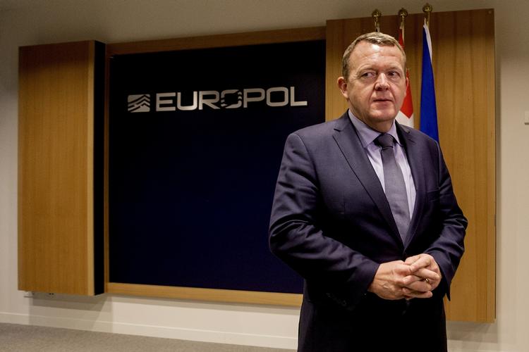 Exit? Statsminister Lars Løkke Rasmussen (V) står over for svære forhandlinger om at skaffe Danmark en særaftale, der kan sikre tilknytningen til det europæiske politisamarbejde på et meget vigtigt tidspunkt. Her ses statsministeren under et besøg hos Europol i Haag kort før den danske folkeafstemning i december sidste år. 