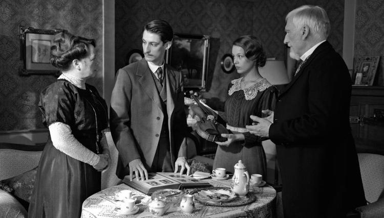 ÆSTETIK. Francois Ozon en uforskammet velbegavet filmkunster. Og hans nye film 'Frantz' dyrker, som mange film- og tv-kolleger i disse år, den store billedskønhed, som for alvor er kommet på banen igen. Foto fra filmen 