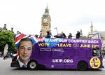 ud. Nigel Farages kampagnebus fotograferet under valgkampen for eller imod britisk medlemsskab af EU. Farage og modstanderne vandt. 
