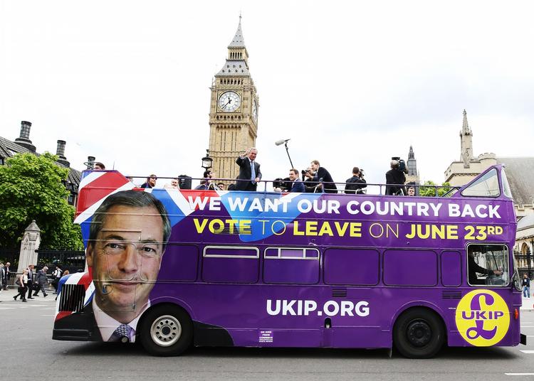 ud. Nigel Farages kampagnebus fotograferet under valgkampen for eller imod britisk medlemsskab af EU. Farage og modstanderne vandt. 