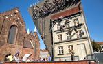 SPEJLING. De dødsforagtende klatrere ligger i virkeligheden fladt ned. Argentinske Leandro Erlich har under Aarhus Festuge rejst sit gigantiske spejl af et synsbedrag. Festugens tema var ’Upside Down’. Foto: Martin Dam Kristensen 