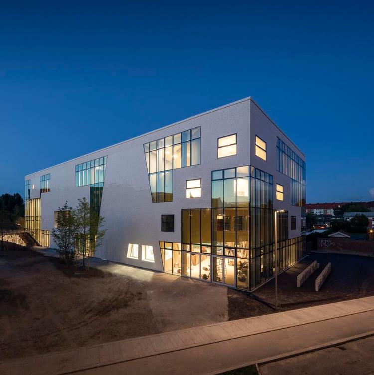KUPERET. Huset ligger i et kuperet landskab fuld af mulighed for uformelle aktiviteter. Tanken er, at det skal blive omgærdet af et bygningshøjt gardin, når hjørne grunden ved siden af en dag bliver bebygget. Der er cafe i stuen, stillerum på toppen og alle mulige kropslige og mentale aktiviteter imellem. Foto Adam Mørk 