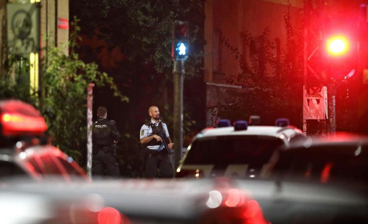 skud. To betjente og en civil blev skudt og såret, da en 25-årig mand skød sig fri under en anholdelse på Christiania i sidste uge. Den ene betjent er alvorligt såret. 