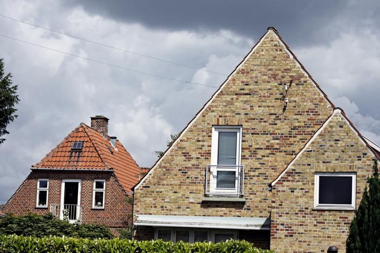 MURSTENSOPSPARING. Der er ikke høje afkast at hente på en traditionel pensionsopsparing for tiden. Derfor kan det for nogle danskere, der gerne vil have flere penge til alderdommen, bedre betale sig at nedbringe gælden i deres bolig end at betale ekstra ind til et pensionsselskab. 