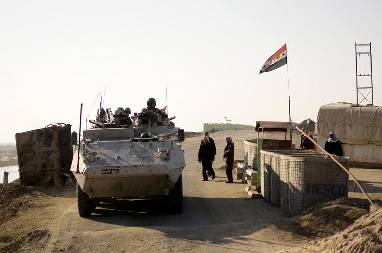 Patrulje. Danske soldater fra en dansk lejr i Basra i Irak passerer et irakisk checkpoint. Der er ikke tale om soldater fra de år, som stævningerne omfatter. 