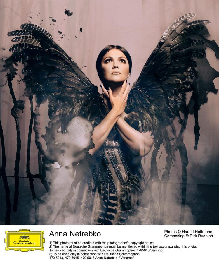 Dramatisk. De sorte fjer på coverbillederne fra Netrebkos album har ikke meget med dets tragiske og dramatiske, men helt anderledes realistiske indhold at gøre. Foto: Harald Hoffmann 