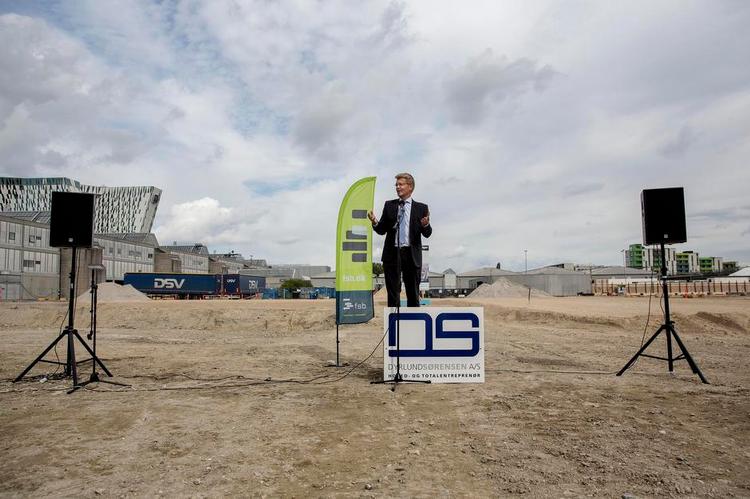 flere. Overborgmester Frank Jensen tog forleden første spadestik til endnu et alment boligbyggeri. Skyttehusene bliver del af Bellakvarter ved Bella Center og opføres af boligselskabet fsb. 217 familieboliger, 171 ungdomsboliger og samt 22 små billige boliger til socialt udsatte. Foto: Peter Hove Olesen 