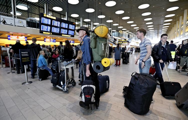 TRAVLHED. På store rejsedage har Københavns Lufthavn svært at undgå kødannelser. Her venter folk på at tjekke ind. 