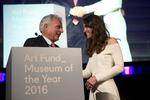 Kulturpersonlighed. Kronprinsesse Kate ønsker her direktør Martin Roth tillykke med Art Fund Museum of the Year 2016. Prisen uddeles årligt til et fremtrædende museum, der har udvist enestående engagement og innovation i det forgangne år. 