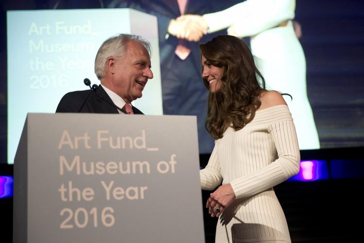 Kulturpersonlighed. Kronprinsesse Kate ønsker her direktør Martin Roth tillykke med Art Fund Museum of the Year 2016. Prisen uddeles årligt til et fremtrædende museum, der har udvist enestående engagement og innovation i det forgangne år. 