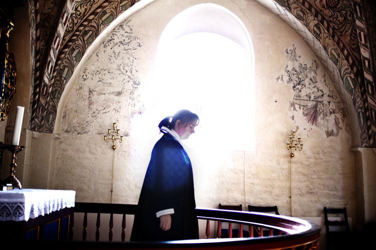 Tro. Antallet af danskere, som melder sig ud af folkekirken, er steget markant. (arkivfoto). 