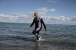 Burkini. Manar Al Nairab købte sin første burkini i 2004. Siden da har hun ikke været forbeholden med at tage på stranden. 