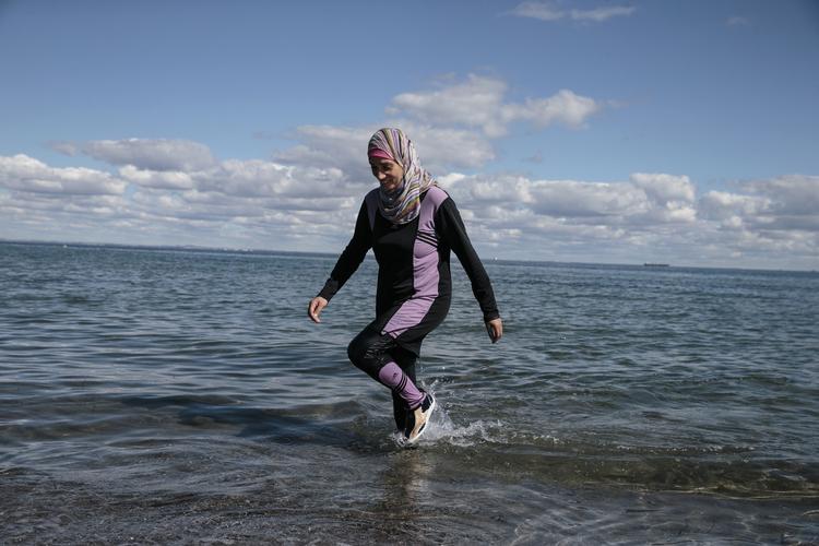Burkini. Manar Al Nairab købte sin første burkini i 2004. Siden da har hun ikke været forbeholden med at tage på stranden. 