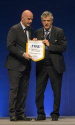 Topmand. Angel Maria Villar Llona (th), der her ses sammen med den nyvalgte Fifa-boss Gianni Infantino, har været i fodboldpolitikersystemet i et kvart århundrede. Han er fungerende chef i Uefa og samt en af Fifa’s vicepræsidenter. 