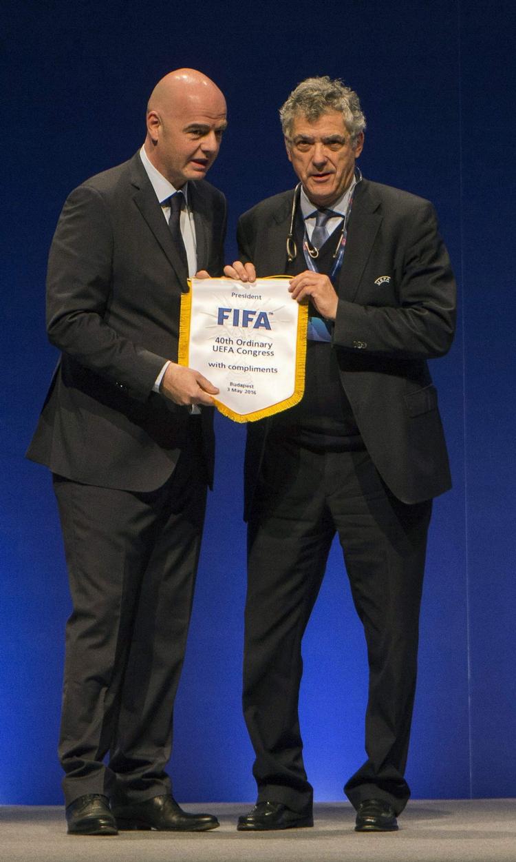 Topmand. Angel Maria Villar Llona (th), der her ses sammen med den nyvalgte Fifa-boss Gianni Infantino, har været i fodboldpolitikersystemet i et kvart århundrede. Han er fungerende chef i Uefa og samt en af Fifa’s vicepræsidenter. 