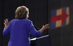 tilpas. Med e-mail-sagen har Hillary Clinton forstærket sit renomme som en politiker, der kun løfter sløret for lige nøjagtig så stor en del af sandheden, som hun er tvunget til. 
