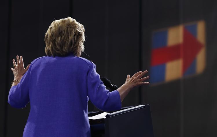 tilpas. Med e-mail-sagen har Hillary Clinton forstærket sit renomme som en politiker, der kun løfter sløret for lige nøjagtig så stor en del af sandheden, som hun er tvunget til. 