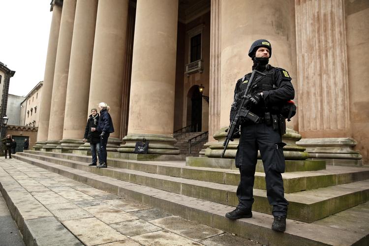 BEVOGTNING. Under terrorsagen har Københavns Byret været beskyttet af tungt bevæbnede betjente. 
