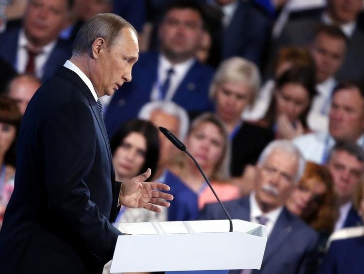 Præsident Vladimir Putin på magtpartiet Forenet Ruslands kongres i juni. 