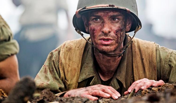 Krigshelt. 'Hacksaw Ridge' bygger på Desmond Doss, spillet af AndrewGarfield, som drog i krig uden våben og blev den første dekorerede pacifist i det amerikanske militær. 