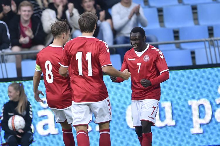 Slutrundeklar. Anfører Lasse Vigen (tv), Casper Nielsen og Pione Sisto i jubel over den første scoring i Aalborg. 