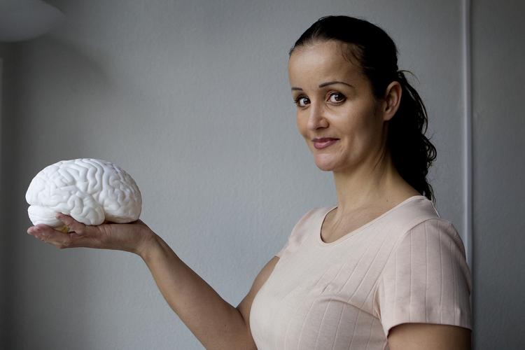 Forsvar. Milena Penkowa mener, at Københavns Universitet har været sene til at give hende vigtige oplysninger om indholdet i den 400 liters kummefryser, der stod ti meter fra Penkowas kontor. 