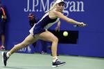 Caroline Wozniacki jagter bolden. 