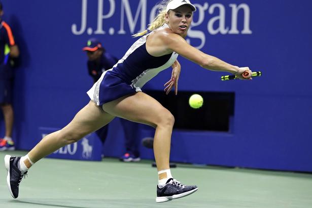 Caroline Wozniacki jagter bolden. 