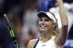 En glad Caroline Wozniacki efter sejren. 