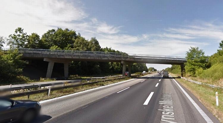 GERNINGSSTED. Den tyske par har ikke haft nogen chance for at undgå de tunge betonsten, der blev kastet mod deres bil fra Langesøvej. 