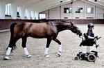 Kampklar. Stinna Tange Kaastrup begyndte at ride som 7-årig, da hestens bevægelser var gode for hendes muskler. Nu kan den 22-årige også kalde sig paralympisk atlet. 
