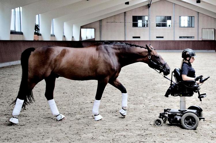 Kampklar. Stinna Tange Kaastrup begyndte at ride som 7-årig, da hestens bevægelser var gode for hendes muskler. Nu kan den 22-årige også kalde sig paralympisk atlet. 