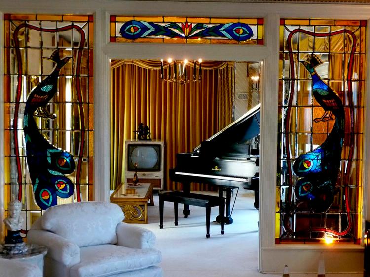 Graceland. Elvis' hjem er et studie i kitsch – et passende interiør for Big E. og hans familie. 