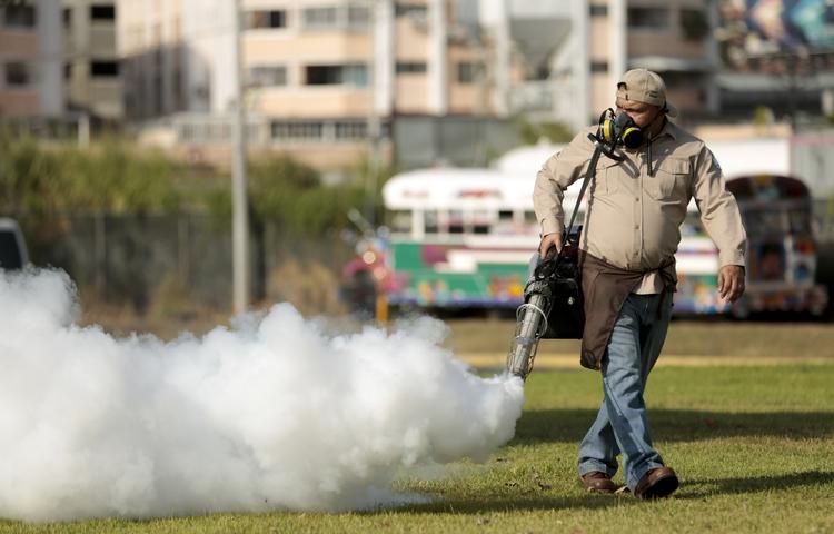 BEKÆMPELSE. En række lande prøver at bekæmpe zikavirus. Det sker bl.a. ved at sprøjte gift ud i de områder, hvor de smittebærende myg lever. Her sker det i Panama. 