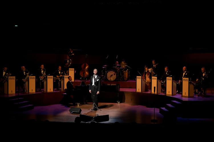 Stilsikker. Knastør, blasert og verdenstræt tog Max Raabe og Palast Orchester publikum tilbage til mellemkrigsårene. 