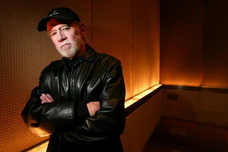 Kan man fyre en vits af om en prut så stærk, at den sprænger et fly i luften? Ja. Kan man som komikeren George Carlin sige, at man holder at katastrofer med mange dødsofre? Sikkert. Bare ikke på enhver dato i verdenshistorien. 