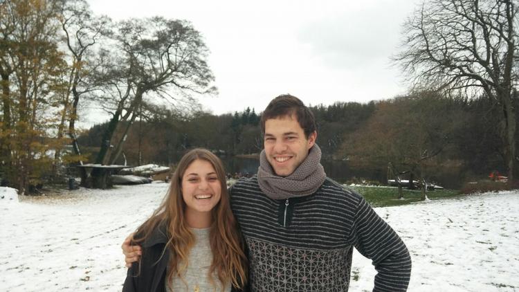 Jonatan Solomon sammen med sin lillesøster Noa under et besøg i Danmark. Deres mor, Hanne Juel Solomon, er født og opvokset i Danmark, og alle tre børn er derfor jævnligt kommet her igennem deres opvækst. Jonatan har dog i fire år kæmpet for at få svar på, om han også i fremtiden kan kalde sig dansk statsborger. 