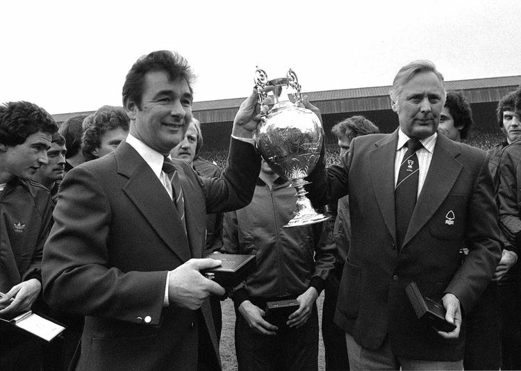storhed. Brian Clough (tv.) og hans assistent Peter Taylor med pokalen for det engelske mesterskab. 