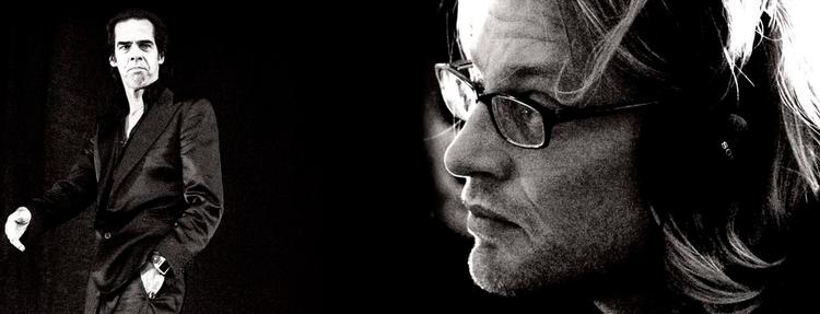 Makkerpar. Andrew Dominik (th.) har hele vejen været sig bevidst, at han har haft tre roller i forbindelse med filmen – han har været instruktør, og så har han også været både en slags stedfortræder og oversætter for Nick Cave. Foto: Illustration: Rasmus Vendrup/Originalfoto: Warner Bros./Kasper Løftgaard 