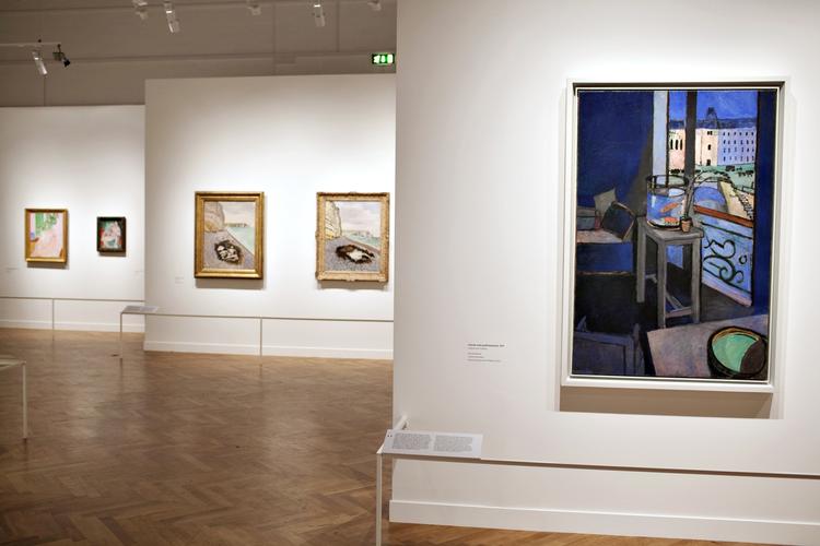 Museumsstøtte. »Vi burde få rettet op på de fejl, der historisk er begået. Vi bør have objektive kriterier, i stedet for at museer, der engang har været heldige, får mere i støtte end andre«, siger formand for Organisationen Danske Museer, Frank Allan Rasmussen. Kulturminister Bertel Haarder er parat til at kigge på området. 