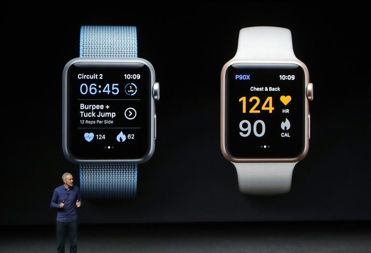 HÅNDLED. Det nye Apple Watch Series 2 er vandtæt, har en hurtigere processor og GPS indbygget.  Og så kommer uret i en særlig Nike-version (den neonfarverde model herover) til løbere. 