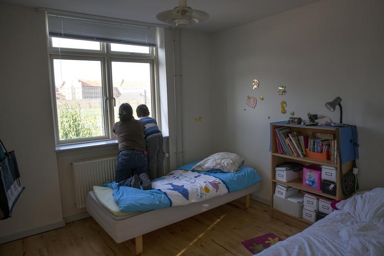 Udsmidt. Carla og 17 internationale studerende fik i juli besked fra Københavns Universitets Boligfond om, at de havde to uger til at flytte fra deres lejligheder i Tranehavegård. Carla protesterede og fik lov til at blive boende et par måneder længere, men skal flytte om lidt. Hendes søn kommer især til at savne fodboldbanerne uden for vinduet. 