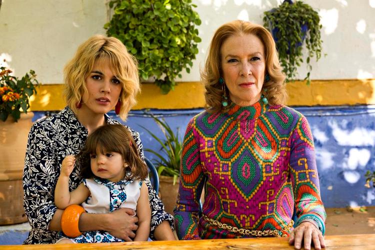 Generationer. Filmens titelrolle Julieta som ung (Adriana Ugarte) med datteren Antía og sin mor, spillet af Susi Sánchez. 
