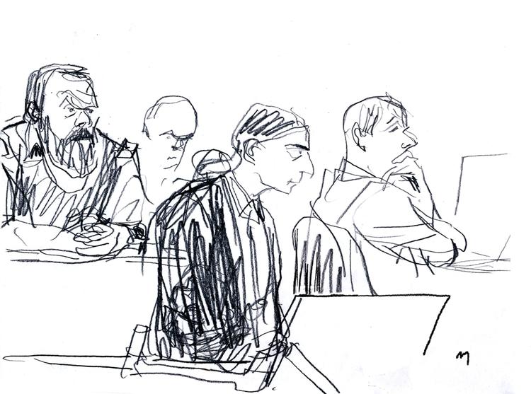 Bænket. Yahya Hassan er tiltalt for en lang stribe af forhold, hvoraf det alvorligste handler om våbenbesiddelse og grov vold. Tegning: Mette Dreyer 